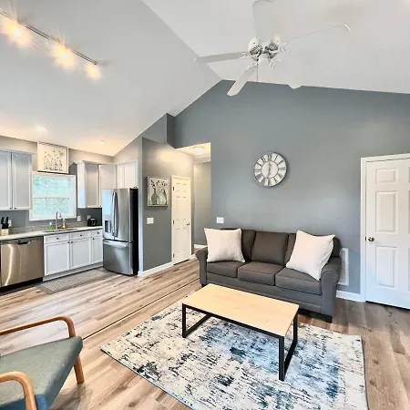 Charming, Beautiful, Treetop Loft, Prime Location